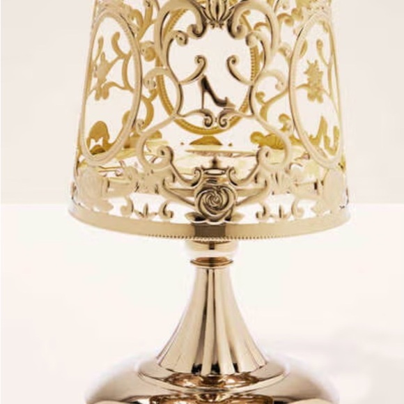 Bath & Body Works Disney Princess
Royal Lamp 3-Wick Candle Holder- NWT - Picture 2 of 6
